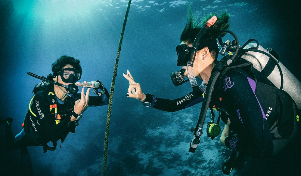 Умная перчатка позволяет ныряльщикам общаться под водой