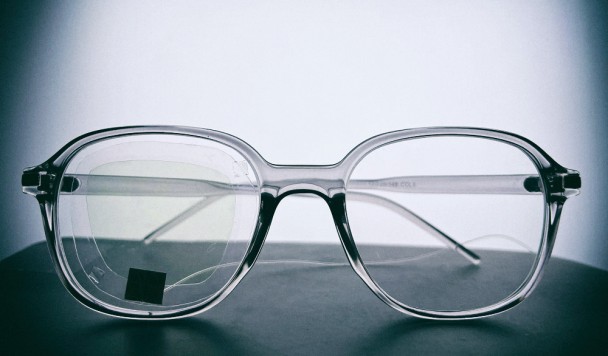 Сенсорная пленка на очках позволяет управлять гаджетами морганием