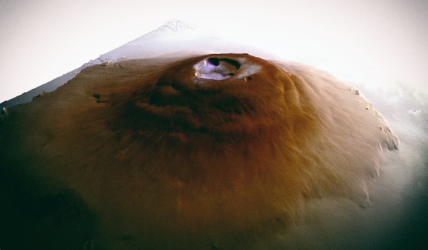 На вершинах марсианских вулканов найден “невозможный” лёд
