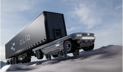 Беспилотный грузовик автоматически переходит с дороги на рельсы