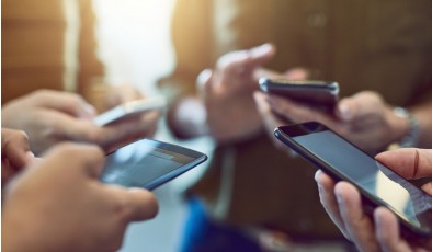 Чверть дня в телефоні: скільки часу українці витрачають на чати та дзвінки