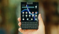 Представлен необычный смартфон с квадратным дисплеем и физической клавиатурой