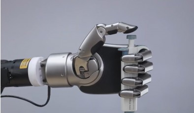 Представлена роботизированная рука, не уступающая по ловкости человеческой