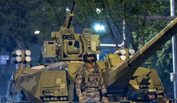 Китайские шлемы дополненной реальности позволяют танкистам видеть сквозь броню