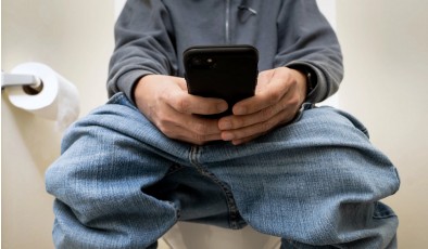 Смартфон в туалете повышает риск геморроя почти на 50%