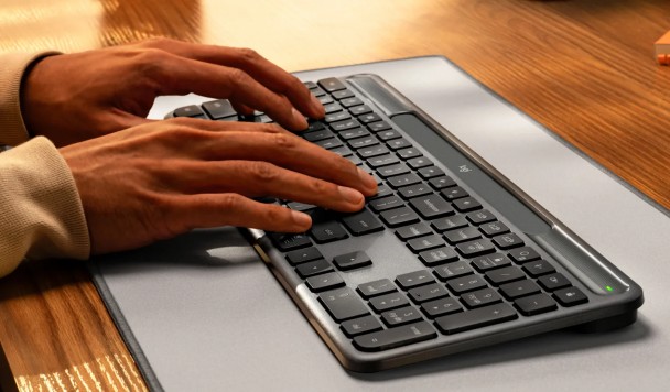 Logitech представила беспроводную клавиатуру K980 с солнечной подзарядкой