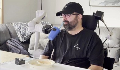 Пациент с Neuralink смог управлять роботизированной рукой силой мысли