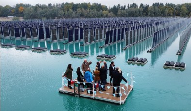 Германия запустила первую в мире вертикальную плавучую солнечную электростанцию