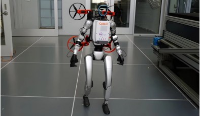 Гибрид X1: инженеры объединили летающий дрон и робота-гуманоида