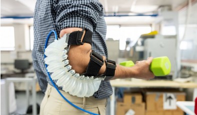 Мягкий силиконовый экзоскелет помогает рабочим поднимать тяжести без боли