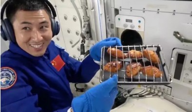 Барбекю в невесомости: Китайские астронавты пожарили куриные крылышки в космосе