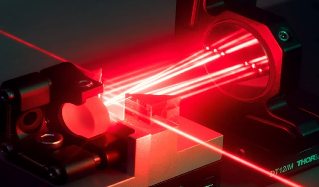 Разработан карманный лазер вдвое мощнее больших лабораторных систем