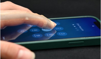 Умная пленка позволяет чувствовать пальцем виртуальные текстуры на сенсорном экране