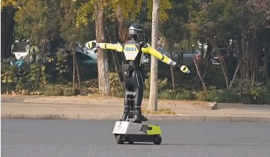 В Китае начал работу человекоподобный робот-регулировщик