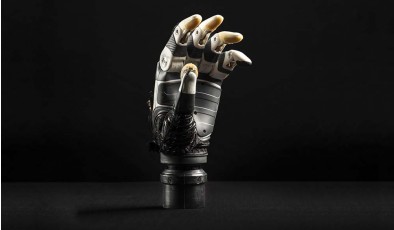 Инженеры научили бионическую руку понимать, как лучше взять предмет