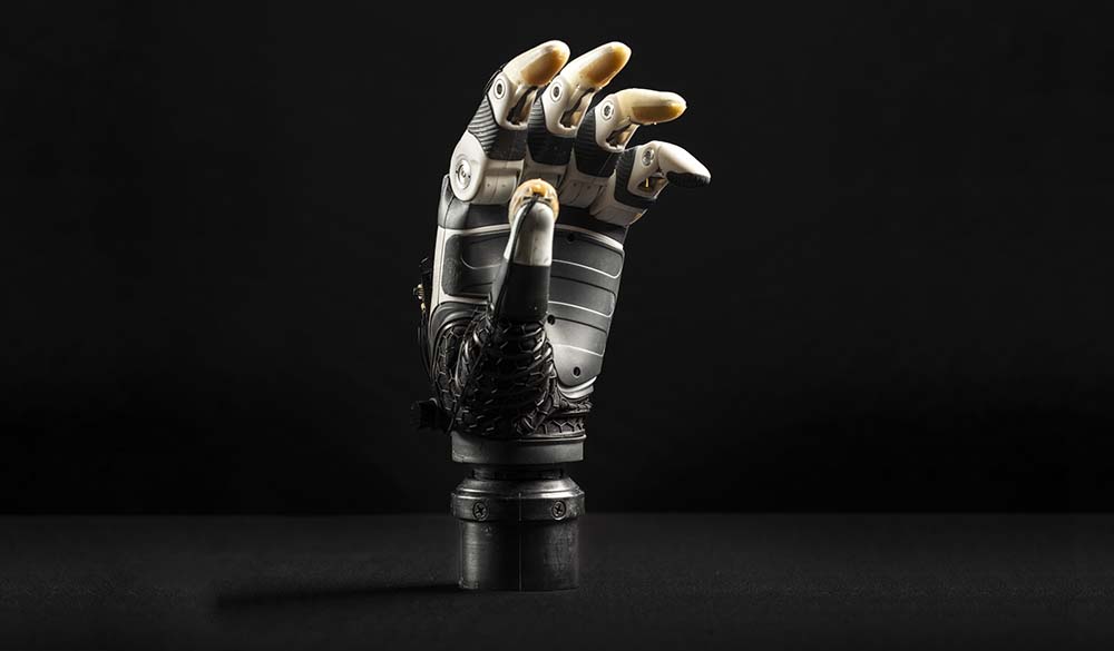 Инженеры научили бионическую руку понимать, как лучше взять предмет