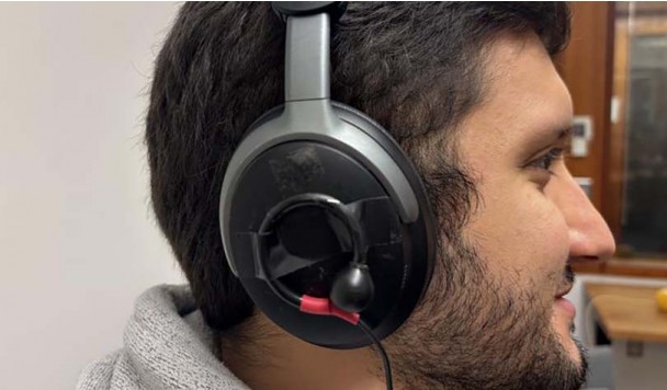 Созданы ИИ-наушники, которые «слышат» только нужный голос