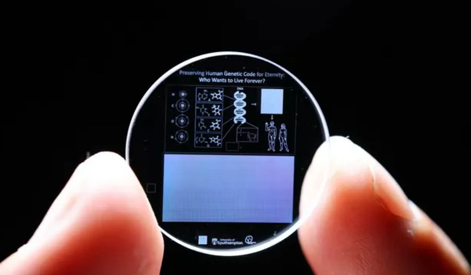 Пятимерные кристаллы памяти смогут хранить информацию миллиарды лет