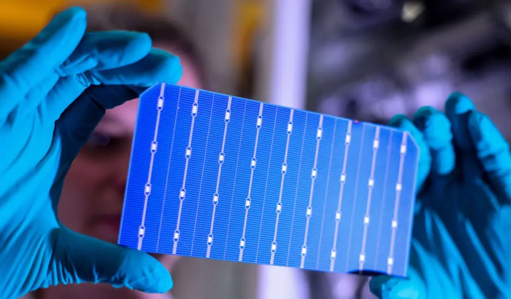 Новая химическая защита делает перовскитные солнечные панели почти «вечными»
