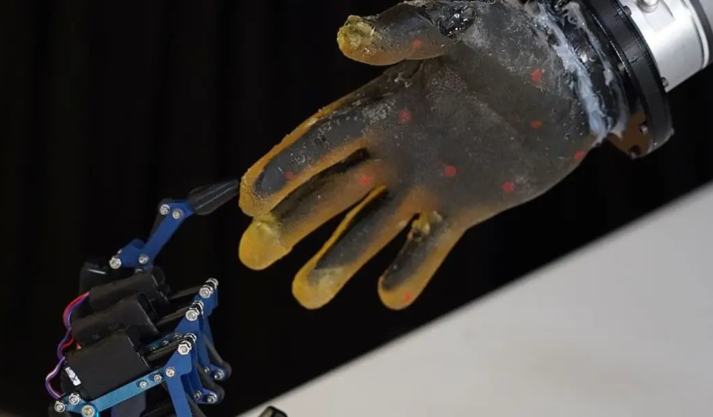 Нейроморфная кожа позволит гуманоидным роботам чувствовать боль