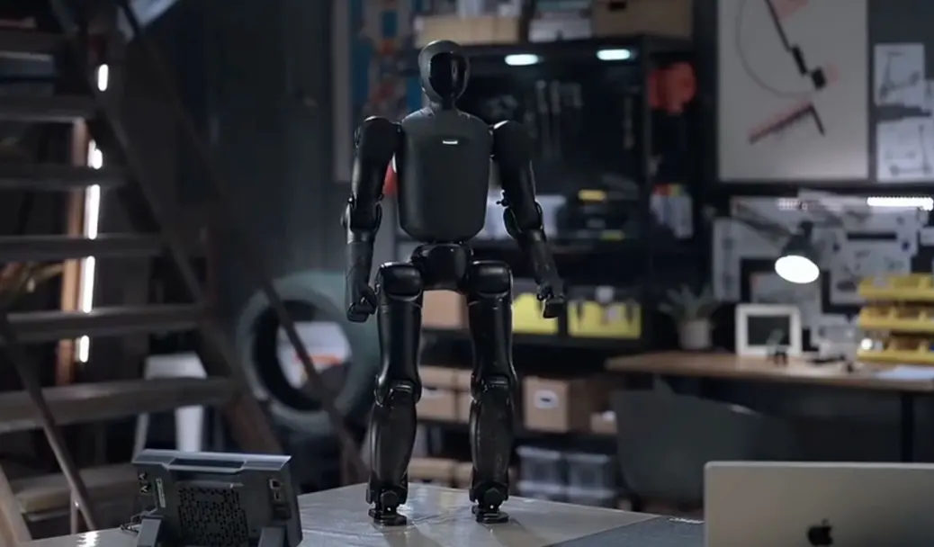 Представлен робот-гуманоид, который умещается в рюкзаке