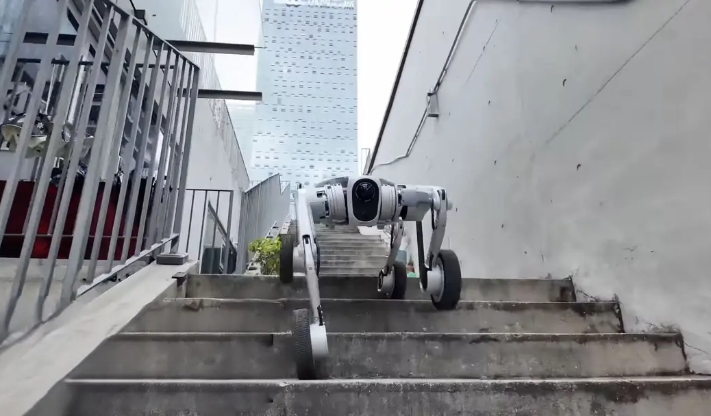 Гибридный робопёс на колёсах научился быстро ездить по лестницам