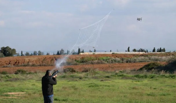 Израильская защитная система DefendAir ловит боевые дроны сетью