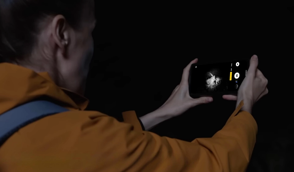 Представлен смартфон, который видит в полной темноте на 50 метров вперёд