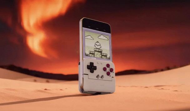 Съемный аксессуар превращает смартфон в карманную консоль из 90-х