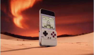 Съемный аксессуар превращает смартфон в карманную консоль из 90-х