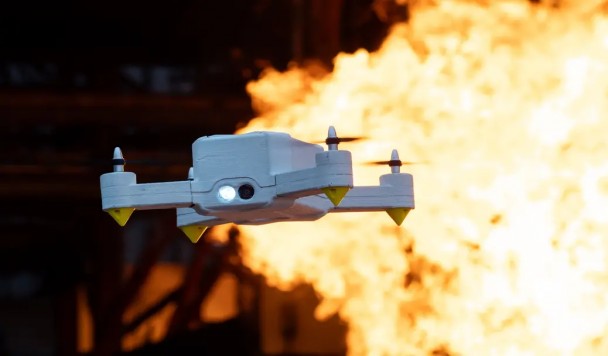 Создан пожарный дрон, способный работать внутри пылающих зданий