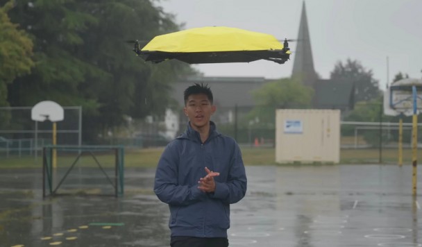 Зонт без рук: создан дрон, который сам прикрывает хозяина от дождя
