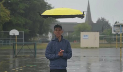 Зонт без рук: создан дрон, который сам прикрывает хозяина от дождя