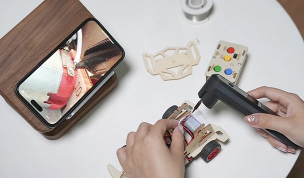 Умный паяльник с камерой упрощает работу с микросхемами