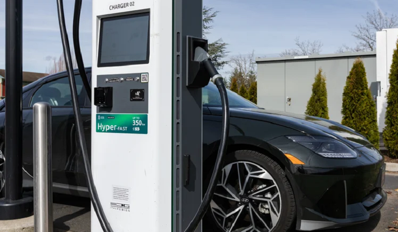 Быстрая зарядка заставляет батареи электромобилей стареть быстрее