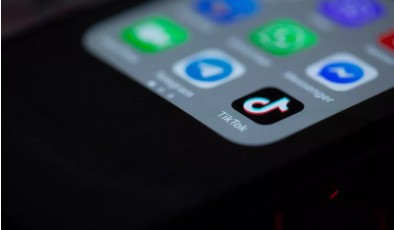 ЕС признал бесконечную ленту TikTok угрозой для психики подростков