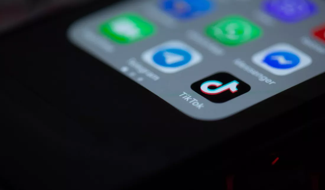 ЕС признал бесконечную ленту TikTok угрозой для психики подростков