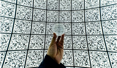 Самый маленький QR-код в мире: австрийцы записали данные на керамике размером меньше бактерии