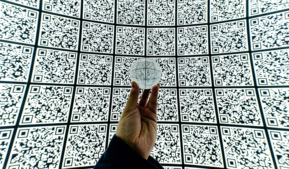 Самый маленький QR-код в мире: австрийцы записали данные на керамике размером меньше бактерии