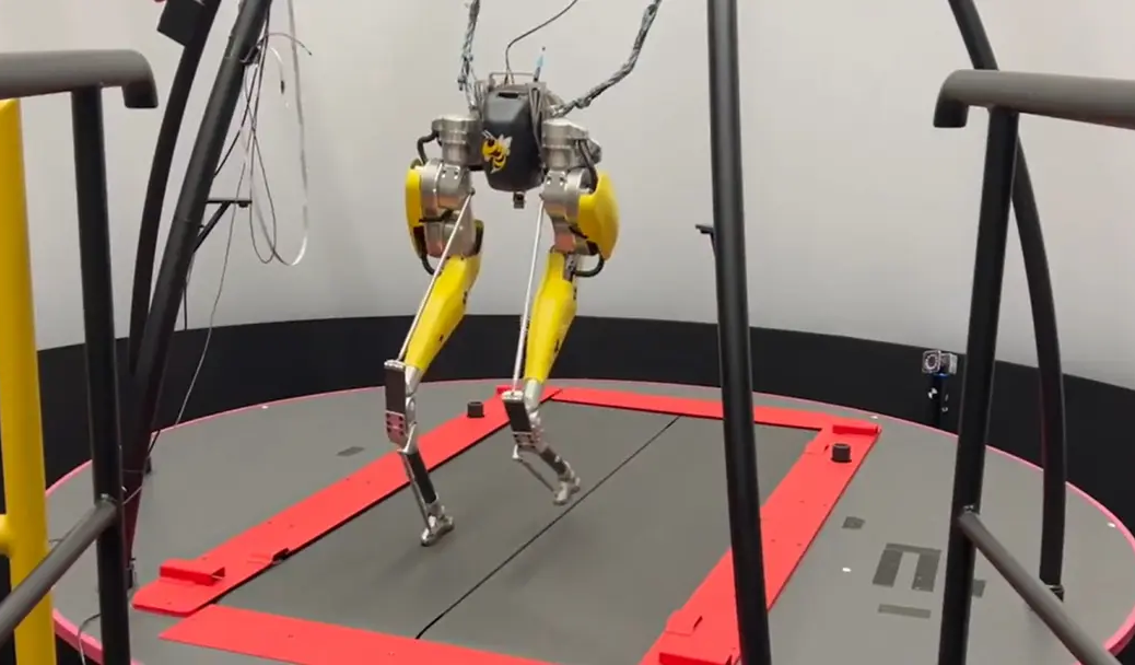 Новый алгоритм помогает двуногим роботам устоять на ногах на неровной поверхности
