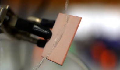 Создано супергидрофобное покрытие, способное отталкивать кофе, молоко и суп