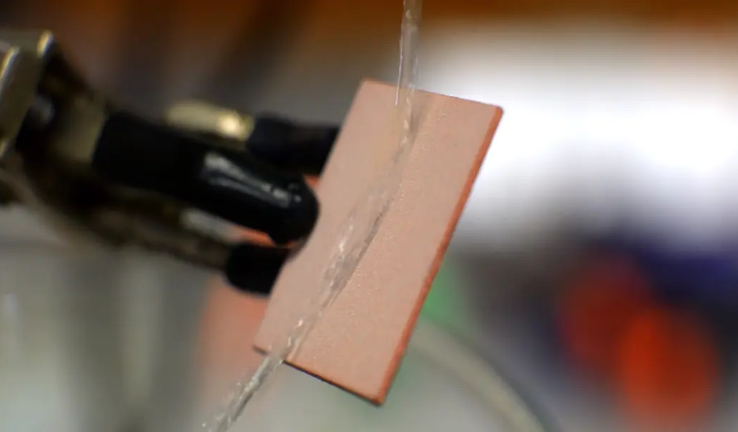 Создано супергидрофобное покрытие, способное отталкивать кофе, молоко и суп