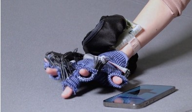 Разработана роботизированная перчатка, которая убирает отек с рук