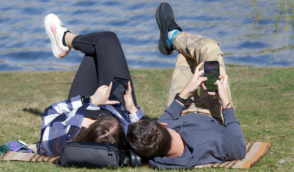 Тревога привязанности и лайки: как смартфоны разрушают пары изнутри