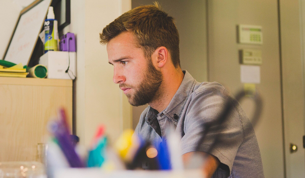 Большинство работников считают ИИ полезным, но не доверяют ему