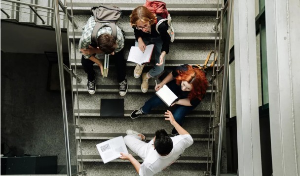 Алгоритм против стиля: как детекторы ИИ заставляют студентов писать проще