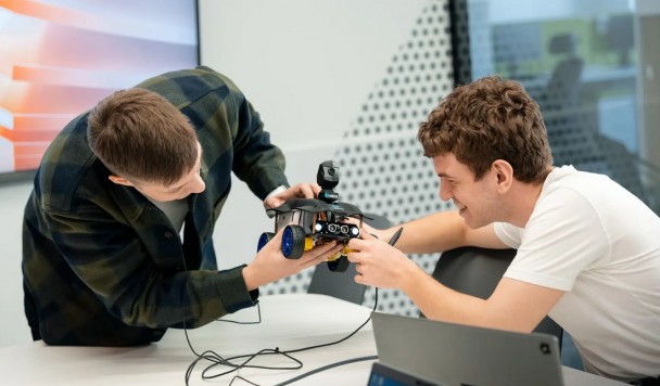 Що потрібно початківцям, щоб зайти в ІТ у 2026 році — аналітика GlobalLogic