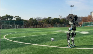 Корейский робот-гуманоид танцует лунную походку и играет в футбол