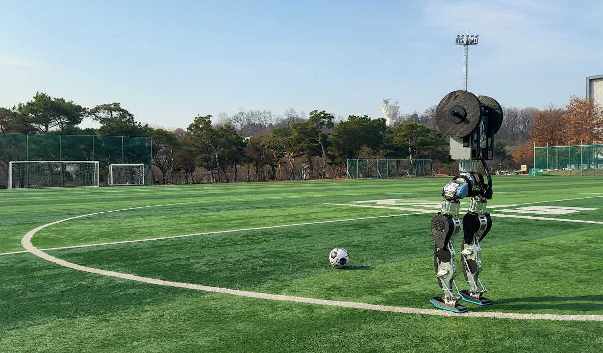 Корейский робот-гуманоид танцует лунную походку и играет в футбол