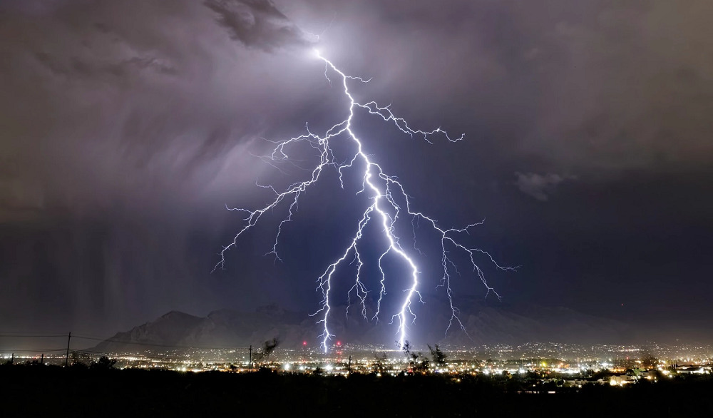 Представлена насадка для фотоаппарата, позволяющая ловить молнии
